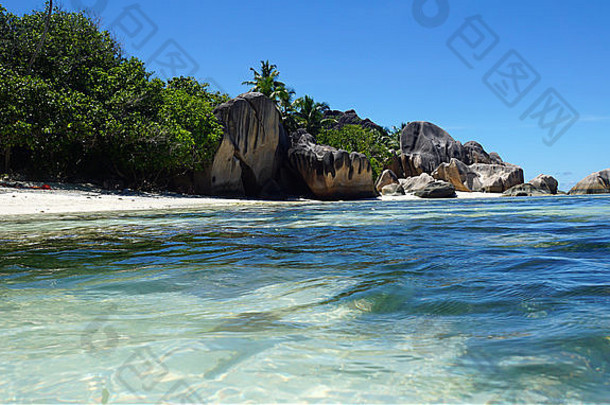 令人惊异的花岗岩岩石热带海滩