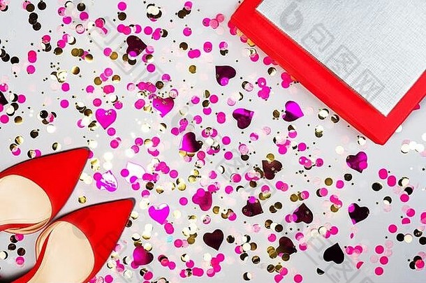 圣诞节<strong>情人节</strong>一天生日概念红色的女人鞋子礼物盒子色彩斑斓的五彩纸屑聚会，派对时尚前视图复制空间文本