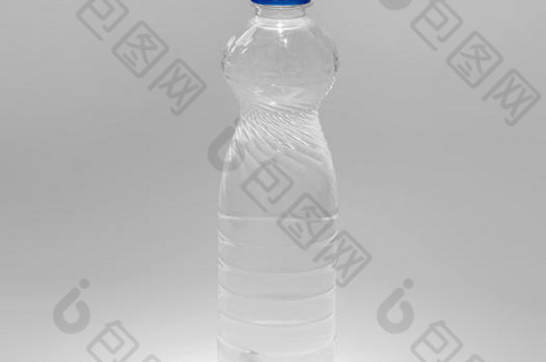 透明的塑料瓶蓝色的软木塞饮酒者填满水