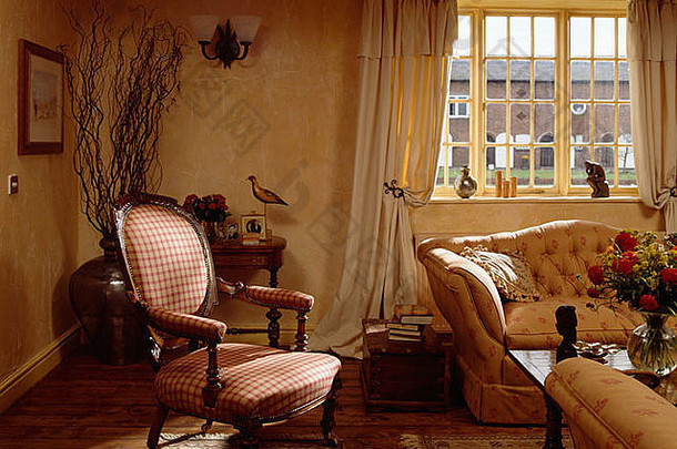 红色的白色检查维多利亚时代扶手椅前面窗口传统的厅的