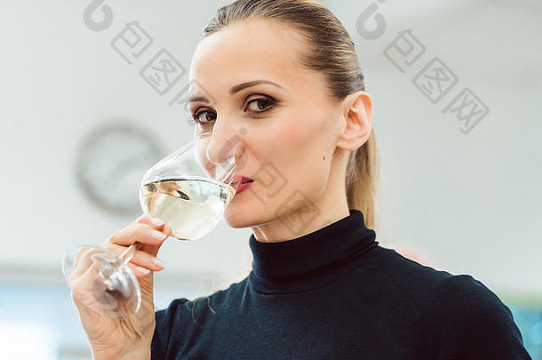 女人喝玻璃白色酒工作