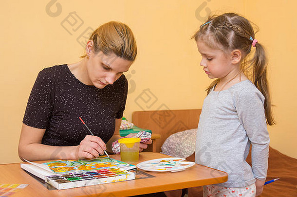 女孩手表艺术家油漆水彩画纸表格
