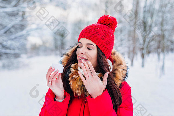 女人应用保湿霜奶油水合物皮肤冬天