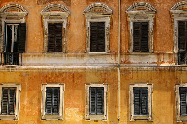 传统的意大利窗户百叶窗房子罗马意大利