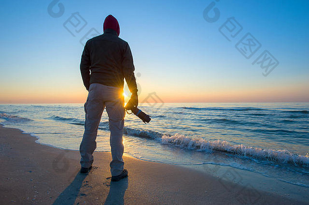 男人。拍摄日出背景海
