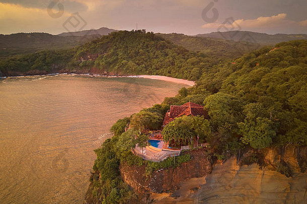尼加拉瓜旅行主题日落水上健康湾悬崖