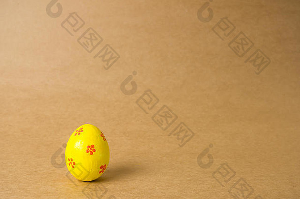 黄色的复活节蛋绘画色彩斑斓的复活节人工棕色（的）背景黄色的复活节鸡蛋棕色（的）背景