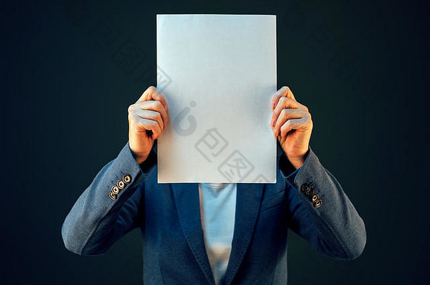业务女人持有空白文档纸复制空间前面脸
