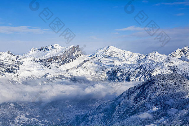 美丽的岩石山山峰覆盖雪云阿尔卑斯山脉