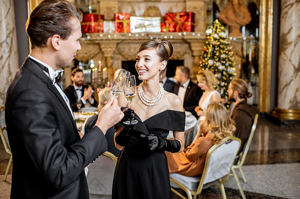 美丽的穿着考究的夫妇庆祝一年假期站斯帕克尔酒奢侈品餐厅人背景