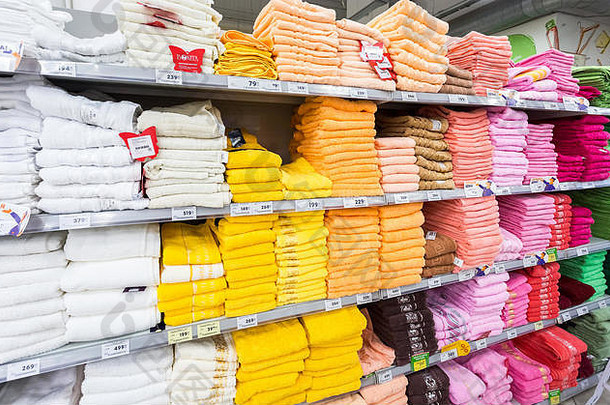 翅果俄罗斯9月五彩缤纷的毛巾准备好了出售超市卡鲁塞尔