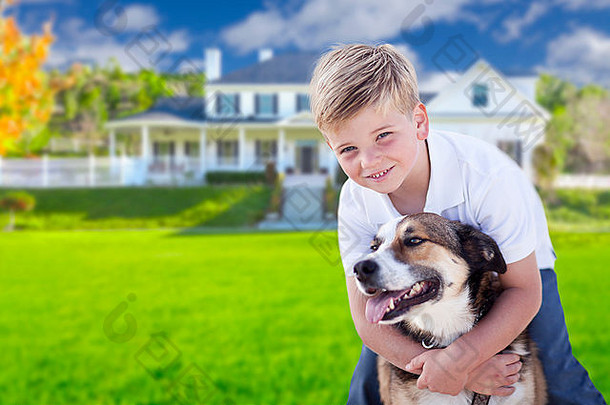 快乐年轻的男孩狗前面院子里房子