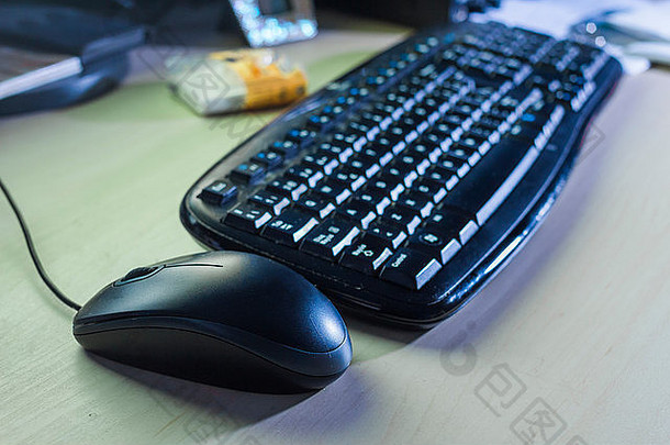 黑色的电脑鼠标键盘表格