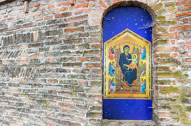 奉献的艾迪库拉专门祝福维珍玛丽耶稣基督婴儿砖墙中世纪的堡垒意大利