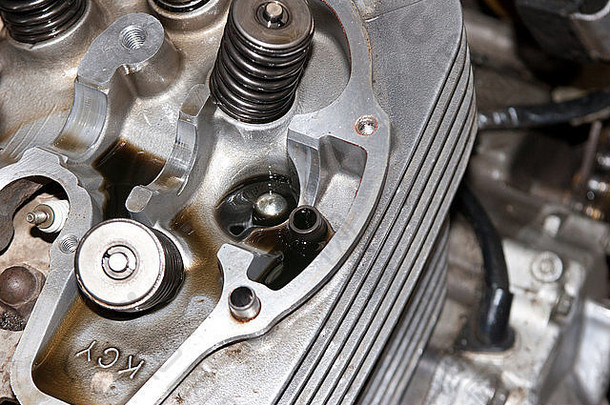 摩托车维护油缸头阀弹簧