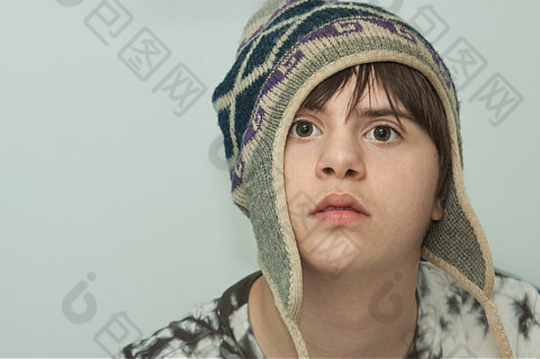 十几岁的男孩自闭症波动并发症状穿羊毛他