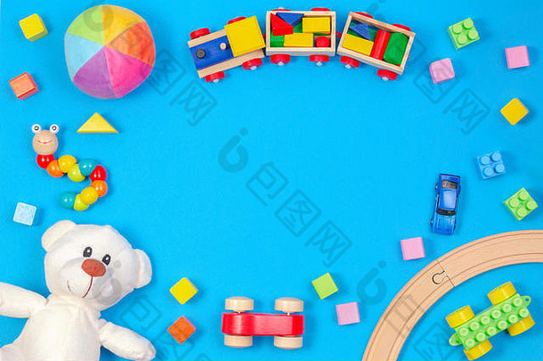 色彩斑斓的孩子们玩具框架蓝色的背景前视图平躺
