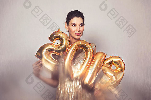 快乐一年美丽的女人气球庆祝一年的夏娃聚会，派对微笑女孩明亮的闪亮的衣服黄金数量气球有趣的庆祝活动