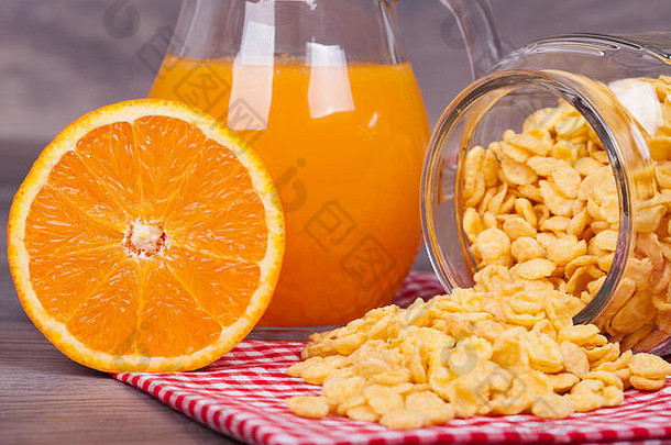 玉米片橙色新鲜的挤压橙色汁木背景