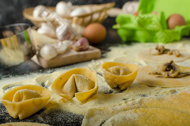 意大利饺子塞蘑菇帕尔玛奶酪有机大蒜撒种子坚果超过黄油减少
