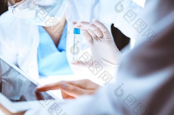 冠状病毒流感大流行专业女科学家保护眼镜研究管试剂实验室概念医学