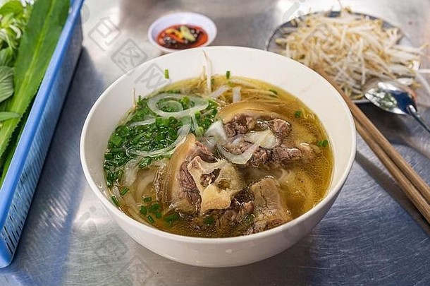 美味的著名的越南传统的食物巨像牛肉面条
