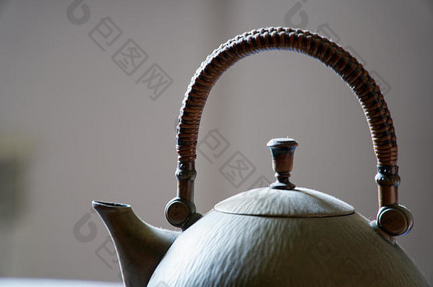 古董黄铜茶壶表格特写镜头图像