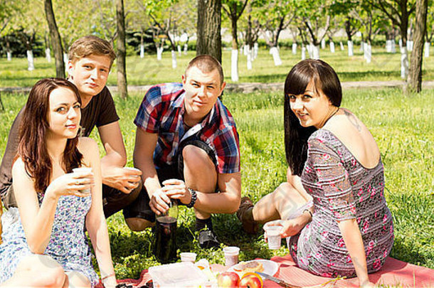 大学朋友野餐公园有吸引力的夫妻坐着地毯享受健康的餐