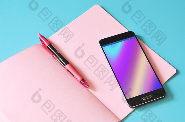 智能手机粉红色的笔记本蓝色的表格