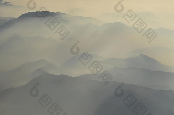 多雾的早....意大利阿尔卑斯山脉山山范围轮廓