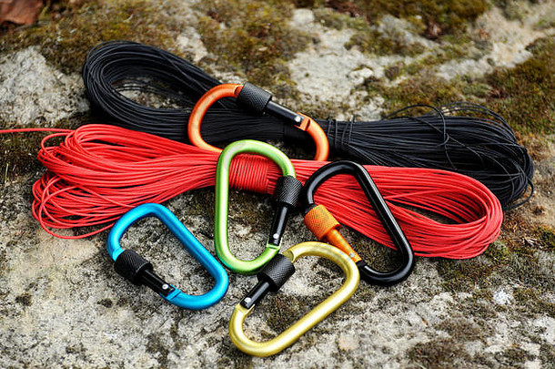 金属独木舟绳子登山照片彩色的carabines绳子攀爬概念