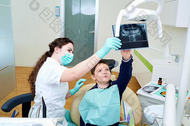医生牙医孩子办公室看x射线牙科