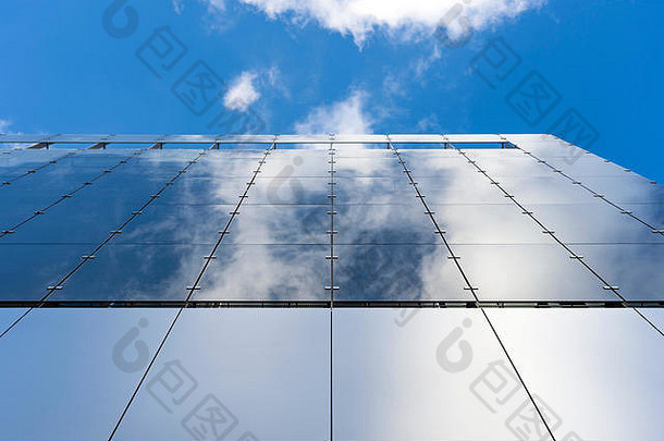 玻璃铝<strong>蓝</strong>色的<strong>天空</strong>现代体系结构云反映玻璃外观银彩色的铝面板