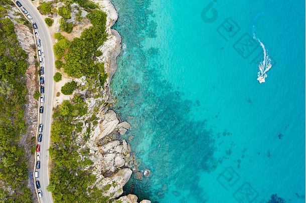 视图惊人的空中视图<strong>路</strong>运行岩石海岸沐浴绿松石透明的海爱定戈农酮撒丁岛意大利