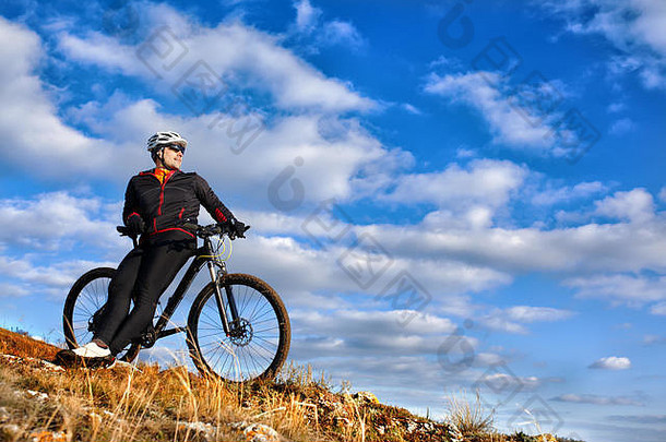 骑自行车的人黑色的夹克骑自行车山极端的体育运动概念空间文本