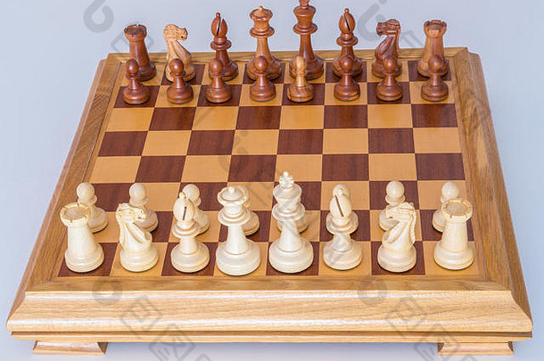 国际象棋块开始位置木橡木董事会