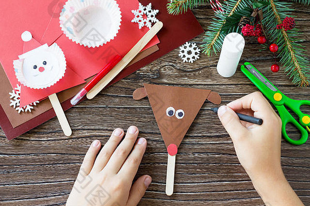 孩子吸引了细节圣诞节驯鹿股份木偶手工制作的项目孩子们的创造力手工艺品工艺品孩子们