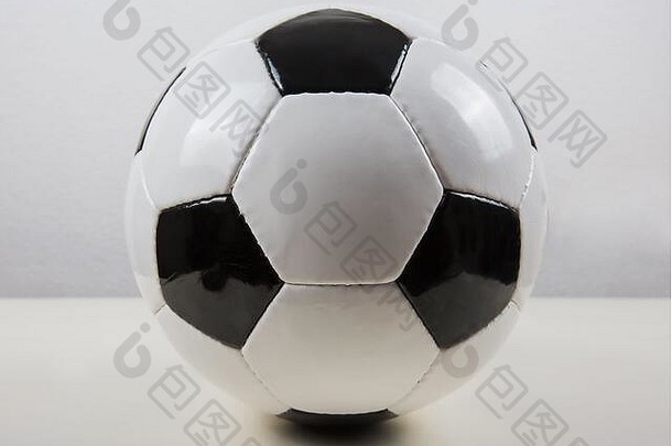 经典足球球表格黑色的白色模式孤立的灰色背景真正的传统的足球球象征