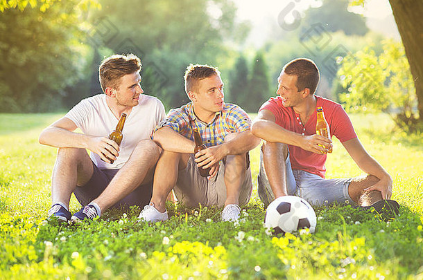 快乐朋友支出免费的时间公园坐着草喝啤酒聊天