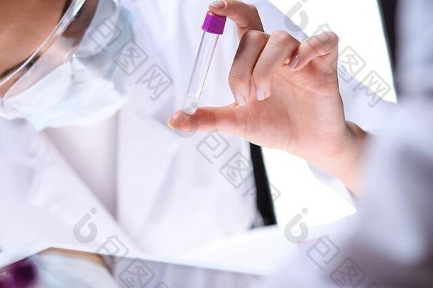冠状病毒流感大流行专业女科学家保护眼镜研究管试剂实验室概念医学