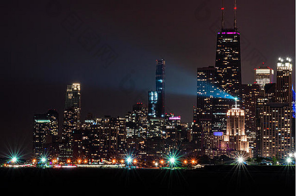 市中心灯晚上芝加哥天际线北湖畔泰华施港