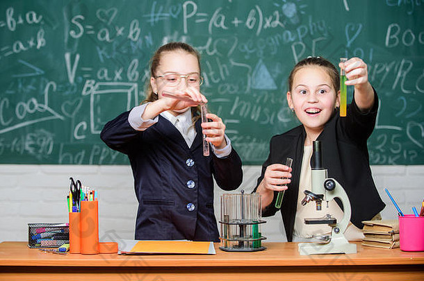 好新闻科学实验实验室化学研究女孩科学家工作显微镜女孩学校实验室科学未来<strong>生物</strong>学科学快乐女孩
