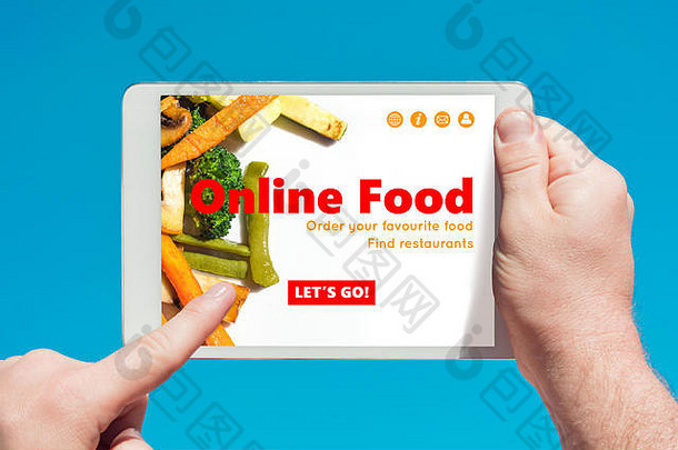 男人。持有平板电脑设备参观在线食物网站触碰屏幕手指蓝色的天空背景