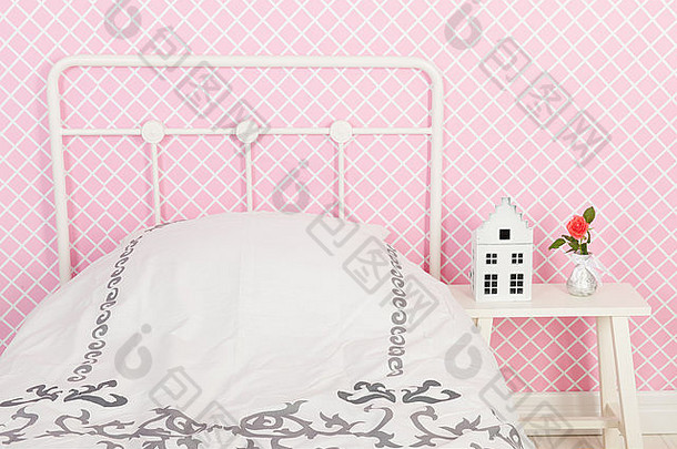 花装饰粉红色的卧室