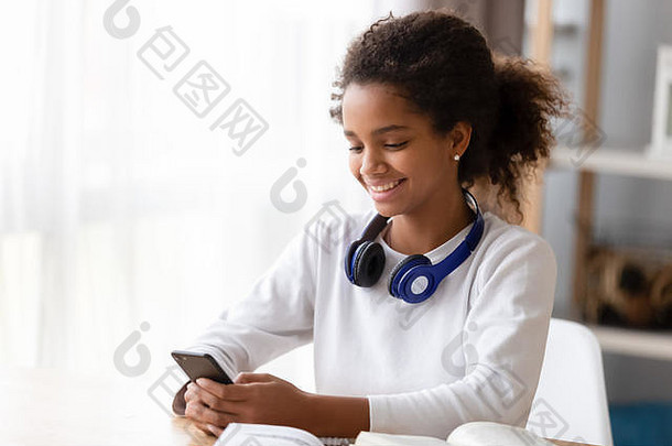 非洲青少年女孩心烦意乱研究智能手机