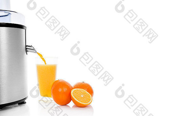 新鲜的橙色榨汁银榨汁机成熟的橙子新鲜的汁玻璃孤立的白色背景复制空间健康的