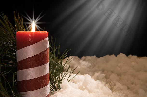 基斯红色的蜡烛白色丝带松针梁光雪黑色的圣诞节背景假期主题