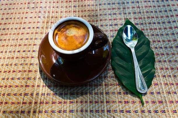 强大的咖啡木背景新鲜的咖啡表示咖啡杯