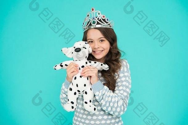 快乐值得女孩玩狗玩具赢家美竞争女孩皇冠持有生日现在商店奢侈品礼物被宠坏的孩子概念真正的宠物情人