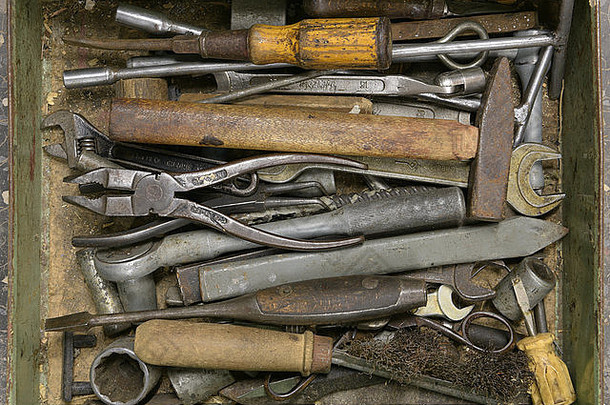 金属情况下各种生锈的工具